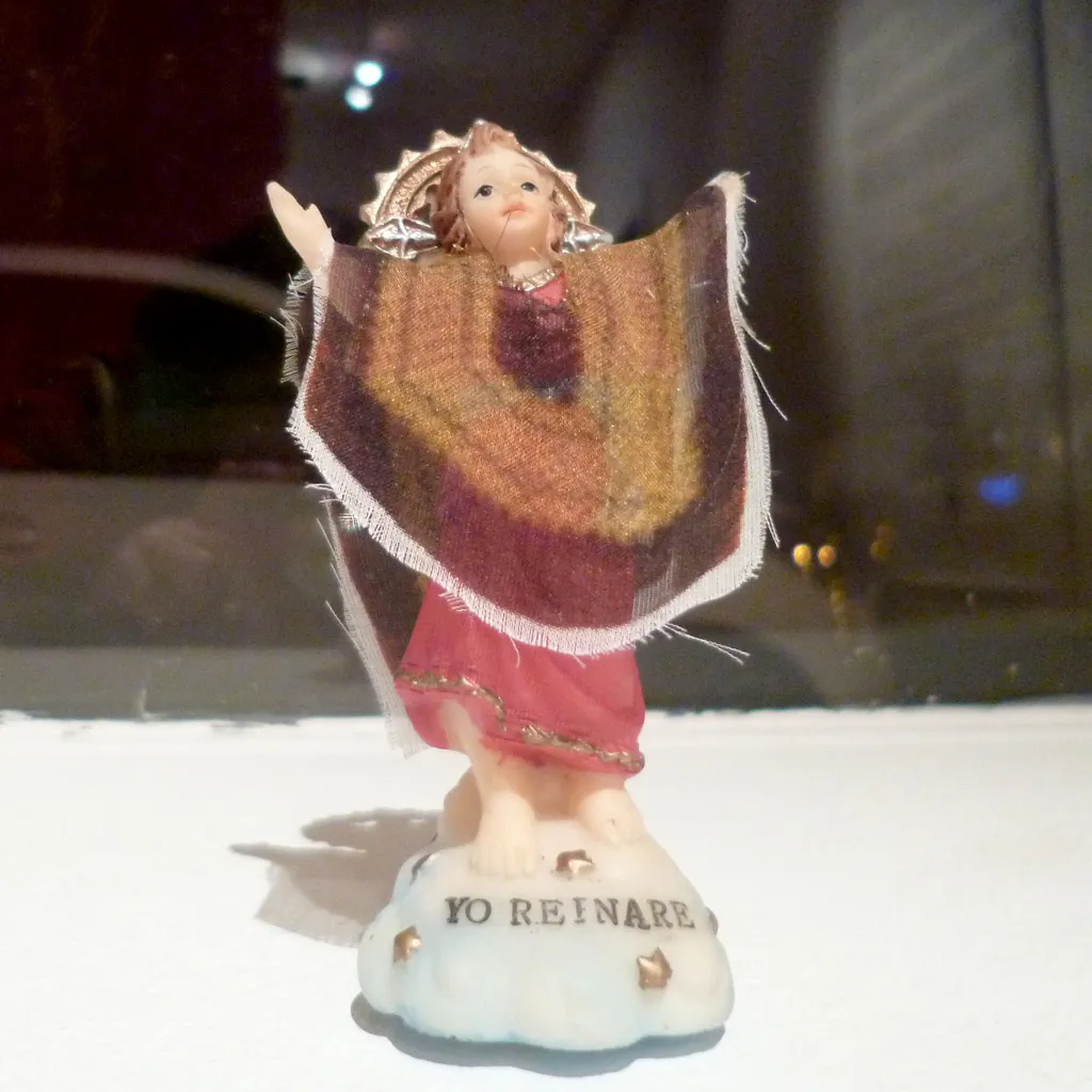 <p>Uno de los Cuatro Guardianes de la Exposición La Continuidad Reinscrita – pequeña figura con huipil digital en miniatura.</p>
