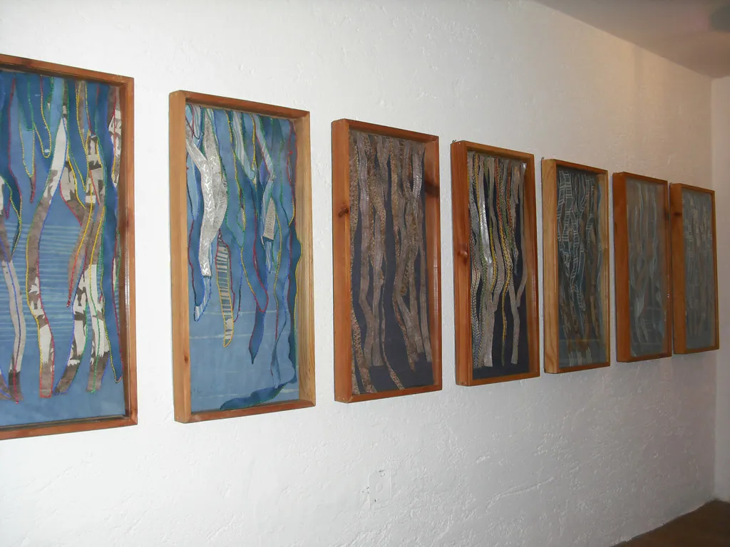 <p>De la Serie La Cascada (teñidos de reserva en índigo, costuras de hilos en algodón amate y tintas metálicas).</p>
