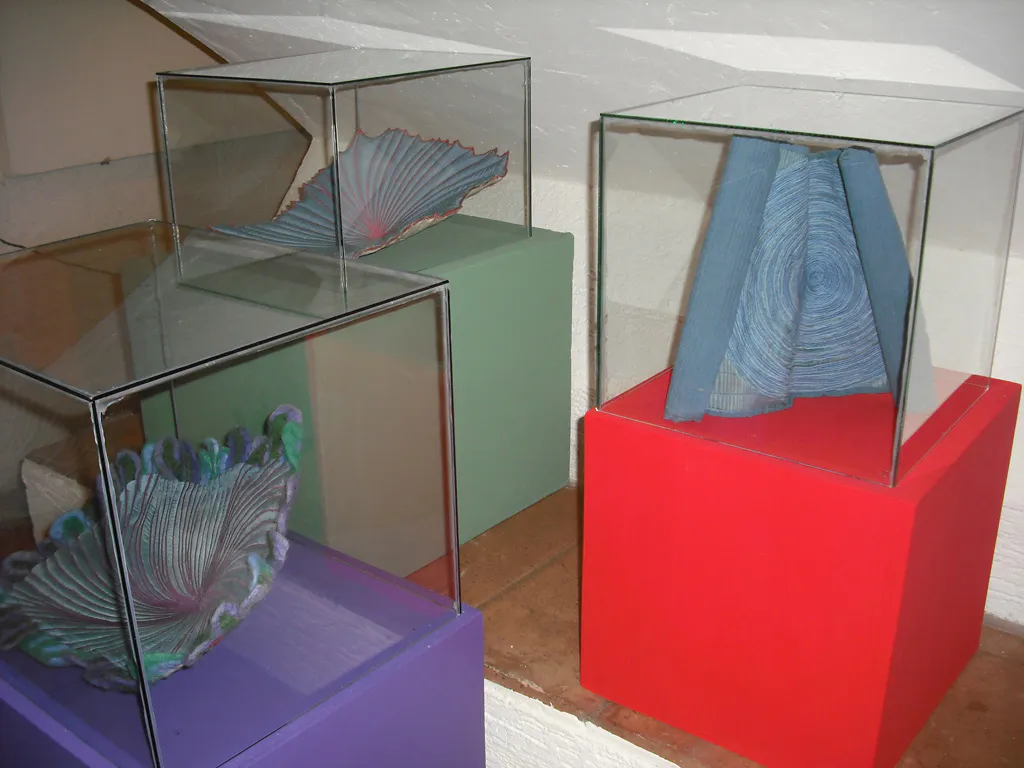 <p>Tazón Bosque (Craterellus cornucopioides o Cantharellus cibarius), Tazón Mar (molusco de concha abierta) e Índigo Scroll-Espiral (Ollín – en espiral constante renovante)</p>
