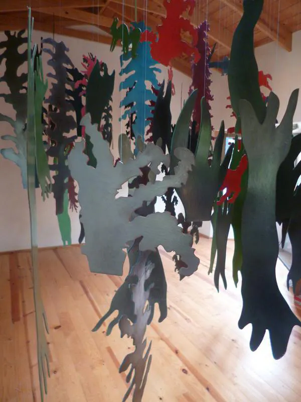 <p>Instalación Bosque de Símbolos. Laca trabajada en colaboración con Ana María Escobar, artesana de Chiapa de Corzo.</p>
