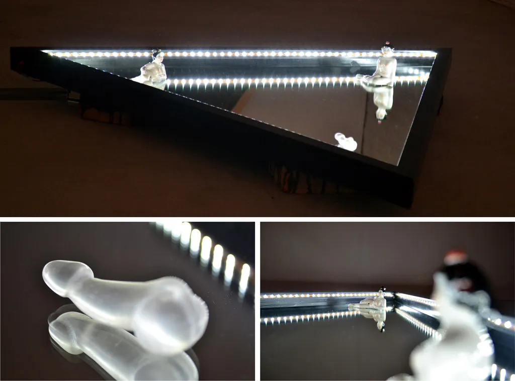 <p>WarmingWarningWarming | Madera, espejos, cerámica y figuras de vidrio, ladrillos e iluminación LED | 2012</p>
