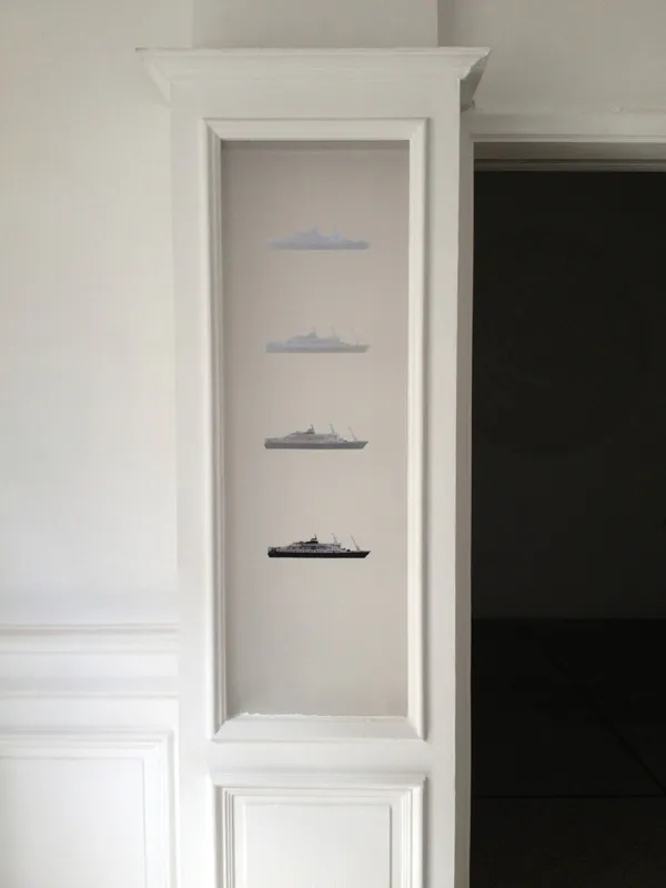 <p>¿Donde olvidamos al Liubov Orlova? | Intervención fotográfica, malla plástica y reproducciones fotográficas. |112 x 35.5 cm. | 2013</p>
