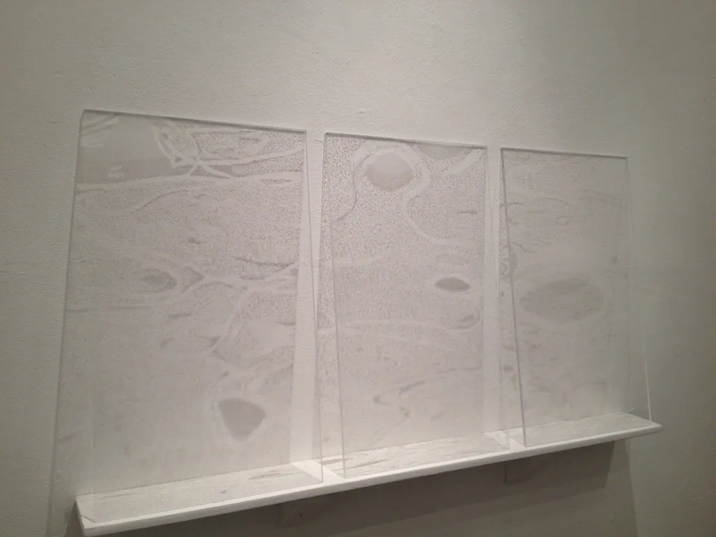 <p>Fragmentación | Relieve escultórico, grabado sobre acrílico y sombras. | 50 x 30 x 5 cm. |2013</p>
