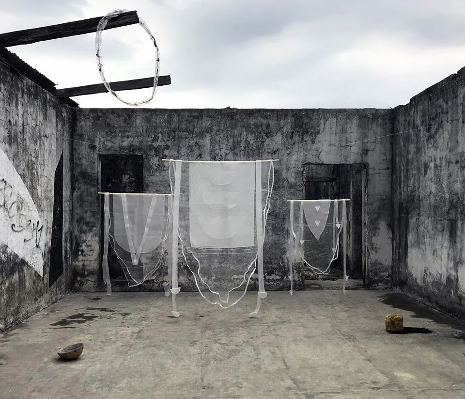 <p>Aprehender la temporada, 2020 | Instalación | Costura a mano de diversos tipos de malla plástica |150 x 98 x 4 cm., 220 x 136 x 5 cm. and 140 x 88 x 4 cm. | Para la residencia Kairos #3 “Esperando la lluvia” en Carrillo Puerto, Chiapas. Julie Escofier, Curadora</p>
