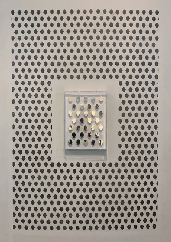 <p>Los incontados, 2018 | Intervención en grafito y relieve en plata 9.25 | 80 x 120 cm. y 31 x 22.5 cm. x 5 respectivamente</p>
