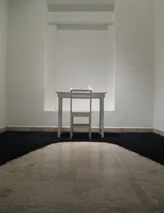 <p>De la serie: Futuro incierto | Instalación, mobiliario, utensilios de mesa,  elotes, grano de neumático reciclado | dimensiones variables | 2008</p>
