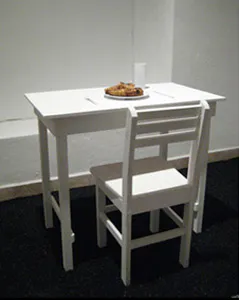 <p>De la serie: Futuro incierto | Instalación, mobiliario, utensilios de mesa,  elotes, grano de neumático reciclado | dimensiones variables | 2008</p>
