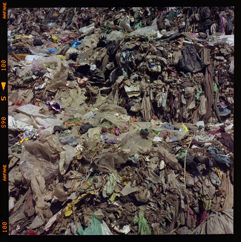 <p>Después de la lluvia, de la serie (a)Tensión | Negativo de formato medio | medidas variables | 2007-8</p>
