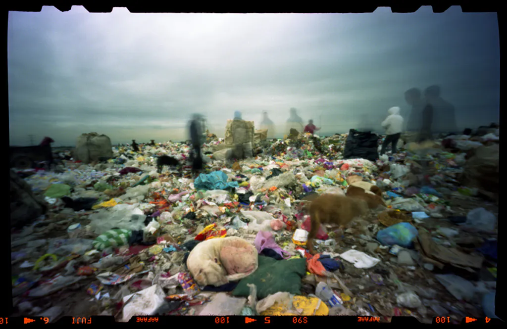 <p>Fantasmas, de la serie (a)Tensión | Fotografía estenopéica en formato medio | medidas variables | 2007-8</p>
