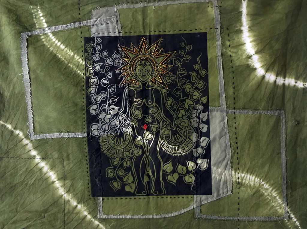 <p>Yo soy la vida (2) | Grabado en linóleo estampado sobre tela teñida a mano, bordado a mano y a máquina con hilos de algodón y chaquiras | 67 x 51 cm | 2013</p>
