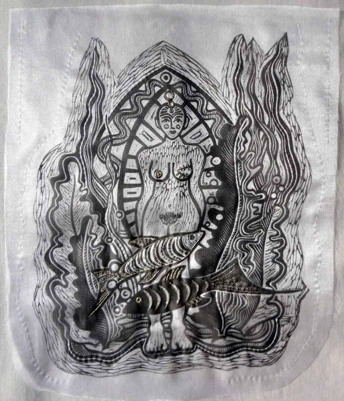 <p>Soy del mar | Grabado en linóleo estampado sobre organza, bordado a mano y cosido a máquina con hilos de algodón y metálico | 70 x 60 cm (40 x 30 cm) | 2014</p>
