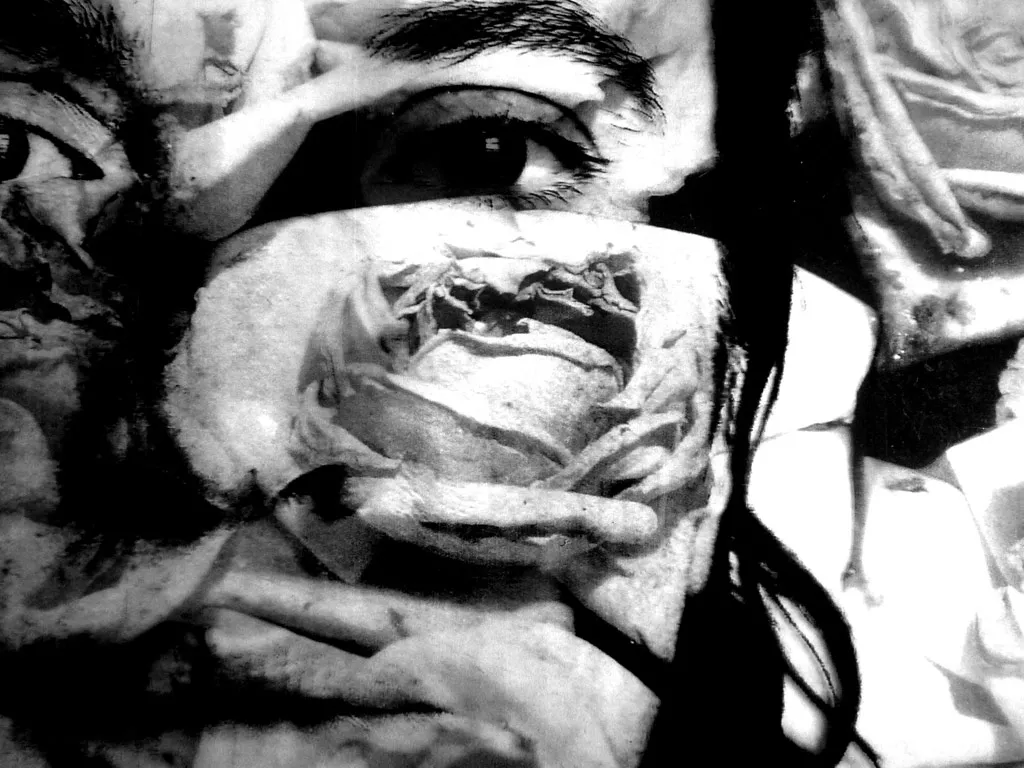 <p>Entre Rosas (Autorretrato) | Fotografía en blanco y negro sobre acrílico | 110 x 95 cm | 2011</p>
