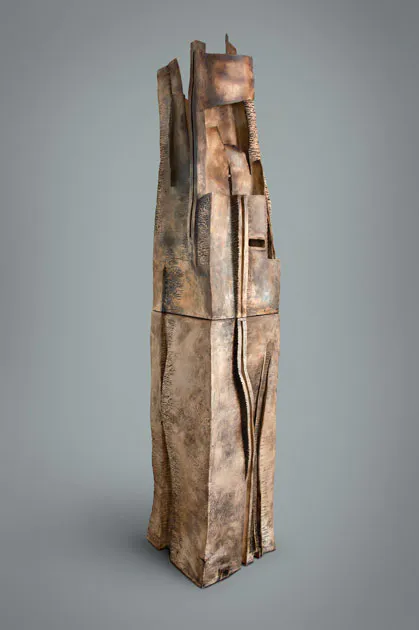 <p>Ciudad sola II / 2020 / Cerámica de alta temperatura con sigillatas, óxidos y quema de humo 52 x 52 x 248 cm / 102 kg</p>
