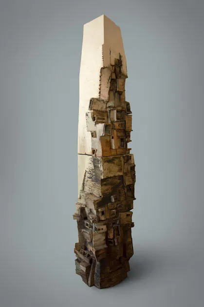 <p>La ciudad sola IV / 2020 / Cerámica de alta temperatura con sigillatas y óxidos / 59 x 59 x 249 cm / 112 kg</p>
