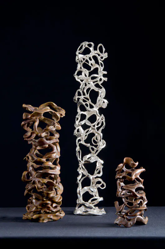 <p>Espirales | 2008. Espiral l (centro) | Plata .925 | 46 x 9cm | Espiral ll (izquierda) | Bronce | 30 x 10cm | Espiral lll (derecha) | Bronce | 16 x 8cm</p>
