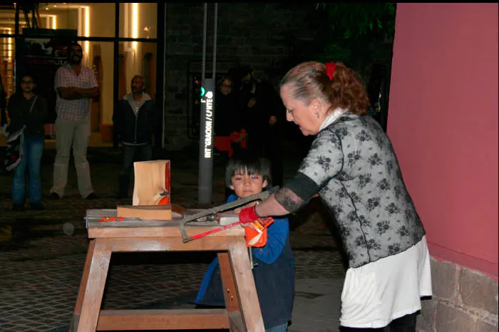 <p>Repartiendo el capital | Transmuted. Primer Festival Internacional de Performance | Centro de las Artes de San Luis Potosí | 2010 | 25 minutos | Este performance reflexiona sobre una de las idea de Carlos Marx: Si el capital se repartiera equitativamente el mundo sería diferente. Los tres tomos de El Capital son utilizados para ser repartidos. El tomo uno es serruchado, el dos es clavado y el tres es deshojado desde el panóptico, las hojas caen movidas por el viento, mientras el público desde abajo, espera recoger un pedazo de capital.</p>
