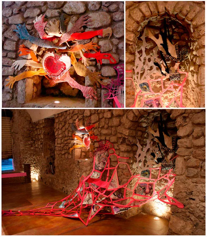 <p>Otra puta araña haciéndose de un jardín nuevo a nuestra costa | 2010 | Tejidos, dibujos y botas | 3.40 x 2.20 x 3.60 metros | Instalación</p>
