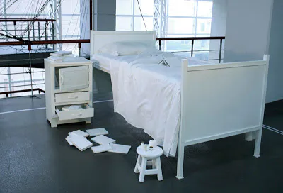 <p>De la serie: Para ser feliz | 2009 | Juego de sábanas, almohada, hilo, aguja, caja de cerillos con pastillas y mobiliario de hospital | Dimensiones variables</p>
