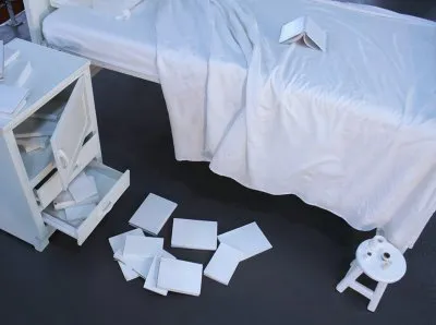 <p>De la serie: Para ser feliz | 2009 | Juego de sábanas, almohada, hilo, aguja, caja de cerillos con pastillas y mobiliario de hospital | Dimensiones variables</p>
