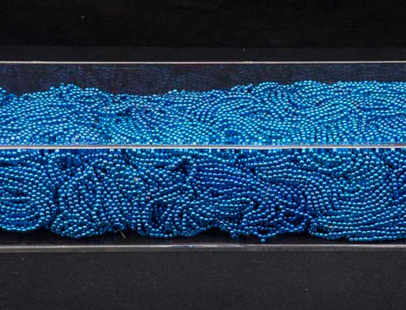 <p>Río azul | Caja de acrílico y collares de papelillo | 12.5 x 150 x 20 cm | 2010</p>
