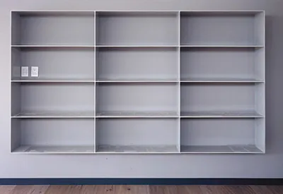 <p>Librero vacío</p>
