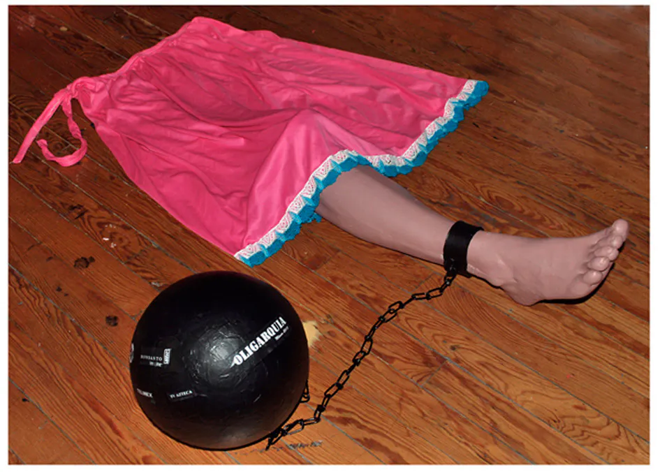 <p>México | 2010 | Vaciado en yeso, pintura, tela , cadena de metal, plástico y papel | 100 x 120 x 30 cm. | 2010</p>
