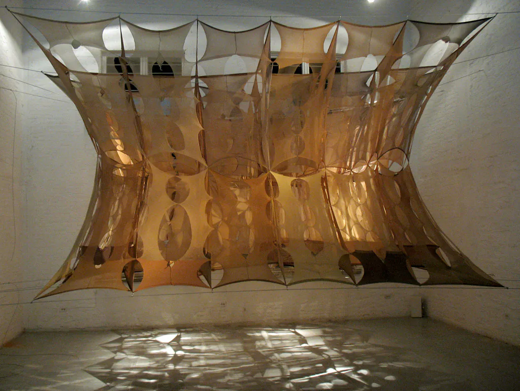<p>Invisible, 2008. 5 x 5 x 3 m. Medias de nailon descosidas, extendidas y unidas entre sí. Kunsthaus Santa Fé, San Miguel de Allende, México</p>
