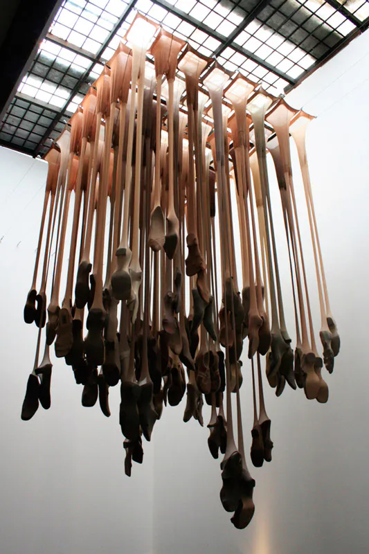 <p>La procesión va por dentro, 2009. 2 x 2 m. Pantimedias de nailon rellenas con zapatos de mujer. Foto: Rocío Ramos</p>
