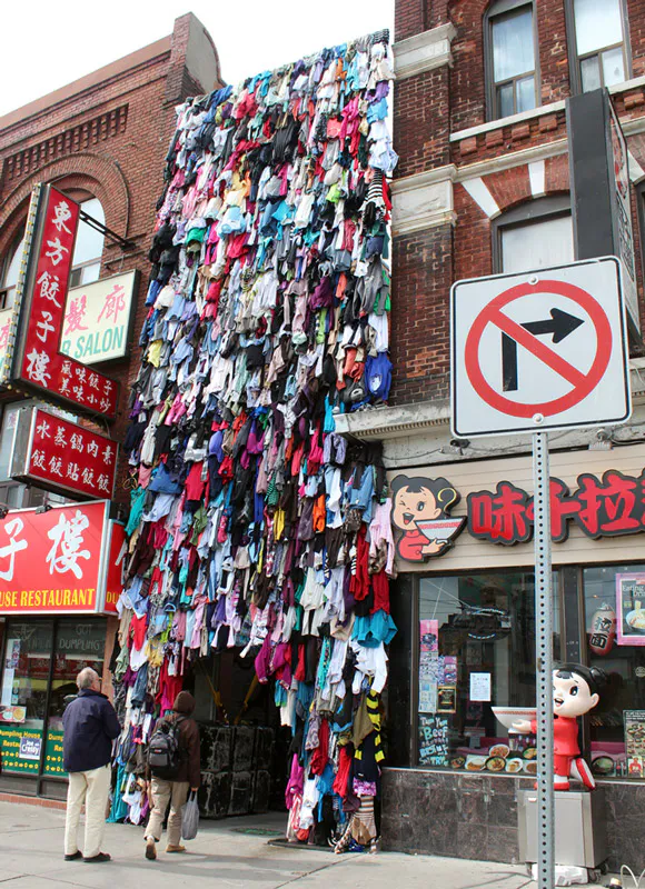 <p>Made in China, 2014. Ropa donada por la comunidad para “The possibility of everything” Scotia Bank Nuit Blanche, Toronto, Canadá</p>
