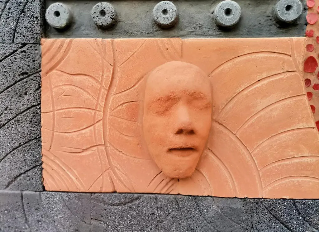 <p>El Vestido Mural. 2020. Mural, técnica mixta a base de metlapil, mosaico de cristal, metal y barro, 200 x 100 cm.</p>
