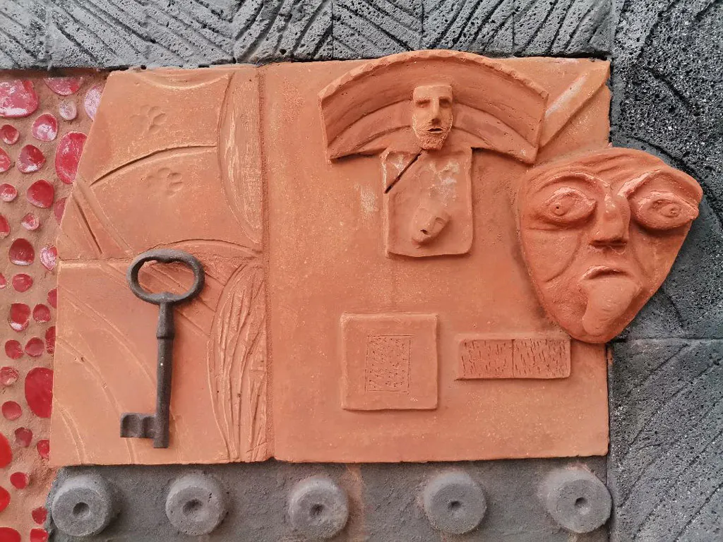 <p>El Vestido Mural. 2020. Mural, técnica mixta a base de metlapil, mosaico de cristal, metal y barro, 200 x 100 cm.</p>
