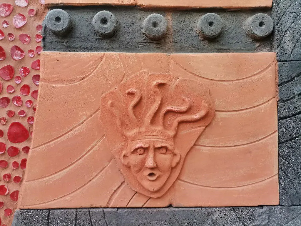 <p>El Vestido Mural. 2020. Mural, técnica mixta a base de metlapil, mosaico de cristal, metal y barro, 200 x 100 cm.</p>
