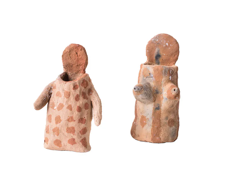 <p>Seres. Barro tradicional de Santa María Atzompa y Raku. Lucero González. Medidas variables. 2020</p>
