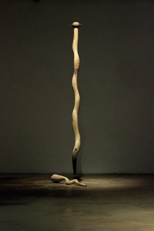 <p>Onda piloto, 2012 | Madera de la región tallada | 305 x 17 ø cm | ¿Qué onda?, 2011 | madera de pino tallada | 18 x 113 x 16 cm</p>
