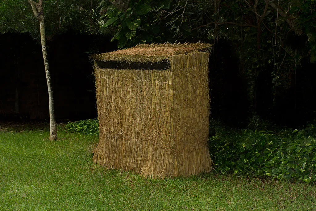 <p>Bunker, 2014 | Desechos de rejas de hierro, zacate, miriñaque y red de hilo de coco | 173 x 170 x 83 cm</p>
