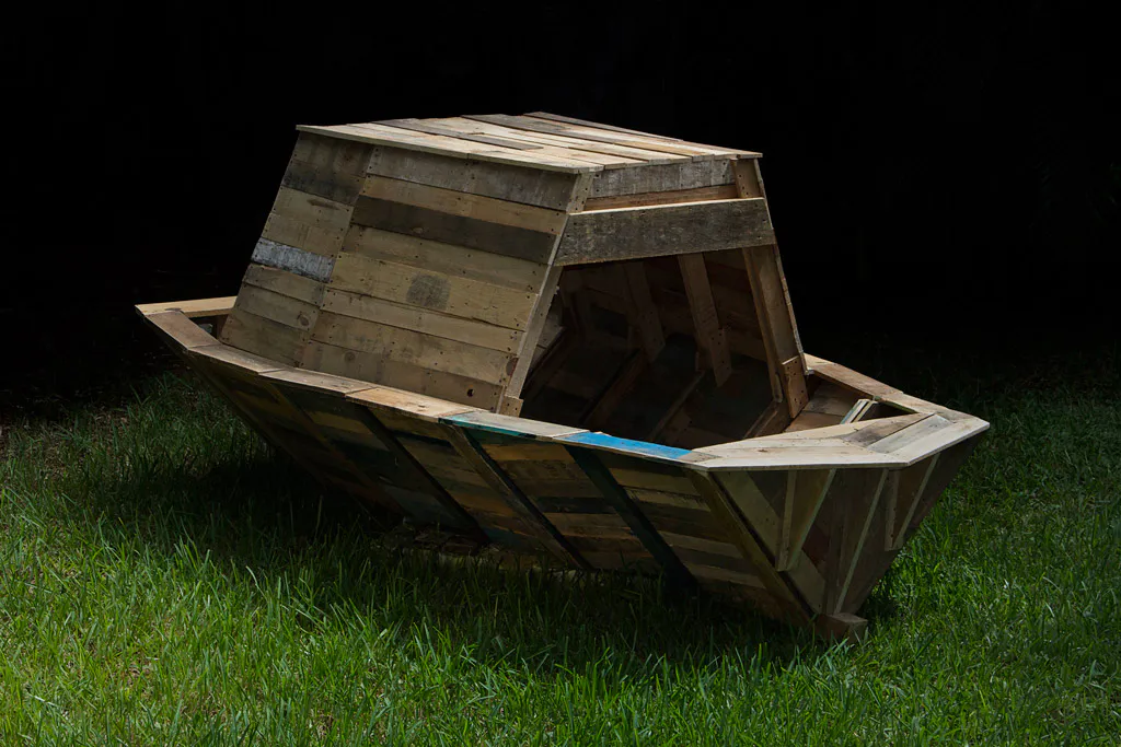 <p>Arca de monte, 2014 | Desechos de tarimas.  Tablas de madera pino y tornillos | 301 x 192 x 135 cm</p>
