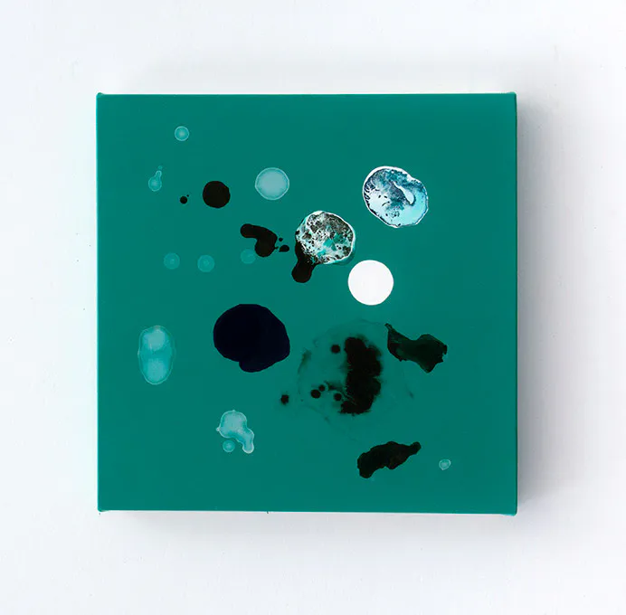 <p>Bajo el agua, 2023 | Acrílico / tela 40 x 40 cm</p>
