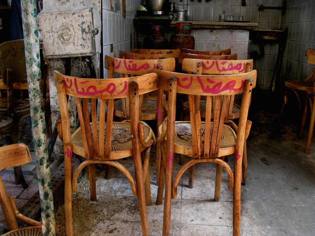 <p>Sillas con escritura arabe en rosa | Suq Sad al-Ali (Mercado) | El Cairo 2008 | Imagen digital cromogena</p>
