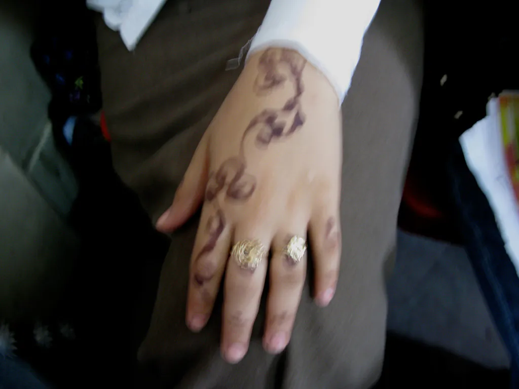 <p>Mano con tatuaje | Linea 1. Metro dirección Sadat | Cairo 2008 | Imagen digital cromogena</p>
