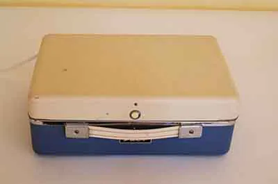 <p>De la serie: Bajo los parpados | impresión en duratrans. montada en caja maleta | 2011</p>
