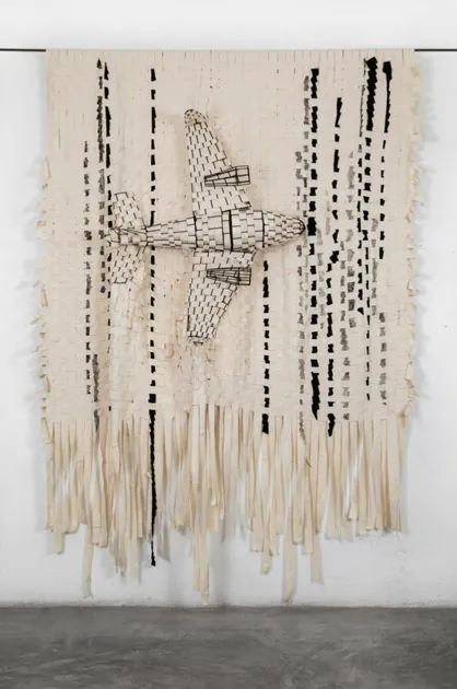 <p>Manta cruda, retazos de tela, bordado a mano, avión con estructura de metal y soldaduras | Medidas 2.50 m x 1.75 m x .5 cm</p>
