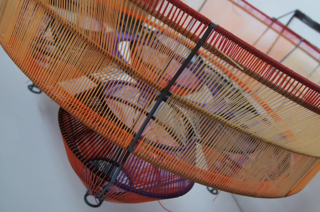 <p>Encuentro fugitivo 1 (detalle) | Acero, pintura electrostática y cinta de polietileno | 80 x 80 x 43 cm | 2017</p>
