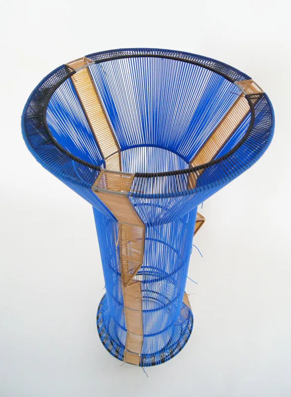 <p>Encuentro fugitivo 9 | Acero, pintura electrostática y cintas de polietileno y caucho | 134 x 48 x 48 | 2018</p>
