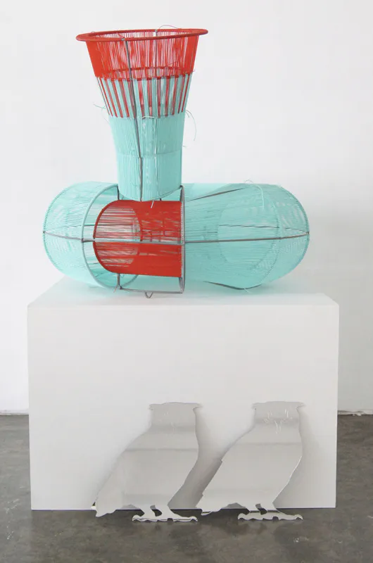 <p>Encuentro fugitivo 8 | Acero, pintura electrostática y cintas de polietileno y caucho y acrílico espejo | 74 x 80 x 97 cm | 2018</p>
