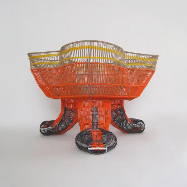 <p>1ª repatriada. 2019. Acero, pintura electrostática y cordones de polietileno. 60 x 124 x 124 cm</p>
