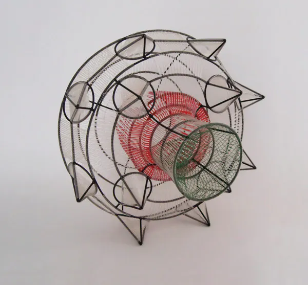 <p>2ª repatriada. 2019. Acero, pintura electrostática, reciclado plástico y cordones de polietileno. 42 x 64 x 64 cm</p>
