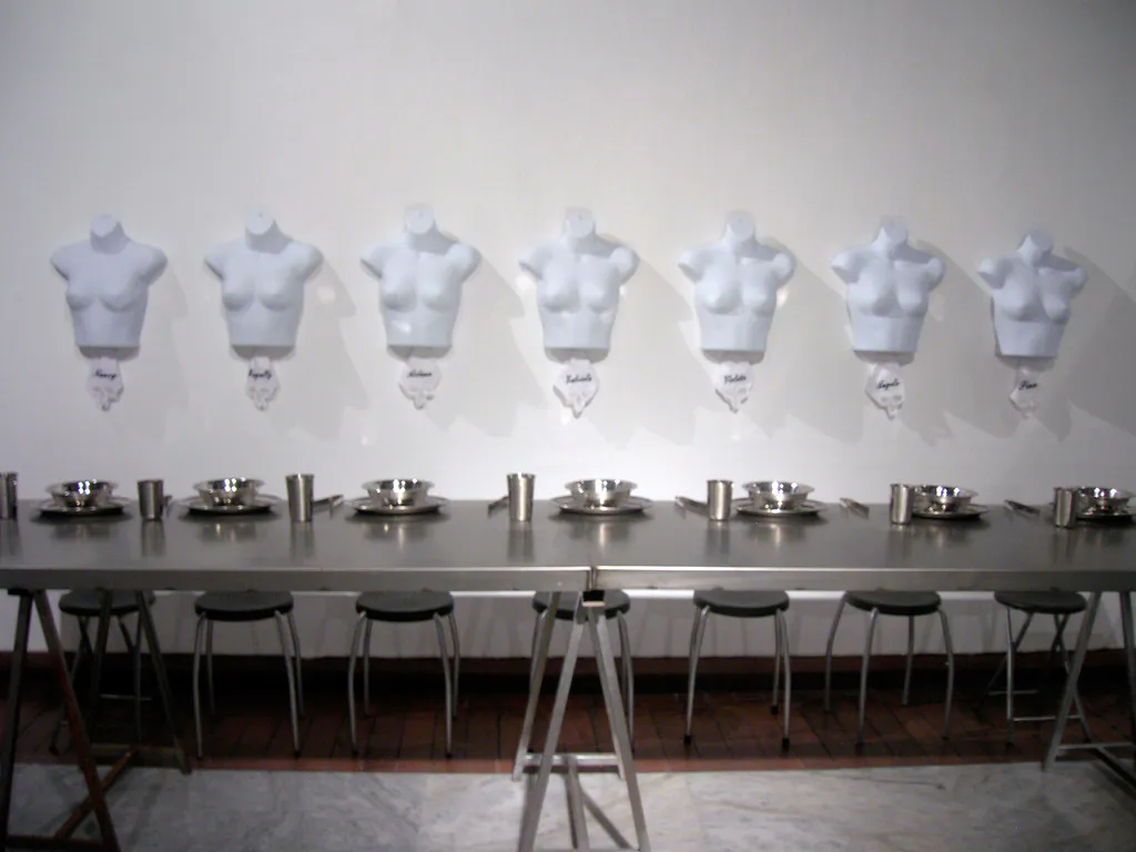 <p>Mesa ser- vida. Instalación correspondiente al performance realizado en el El Anexo, Caracas 2009. Fotografías - Mauricio Arechavala.</p>
