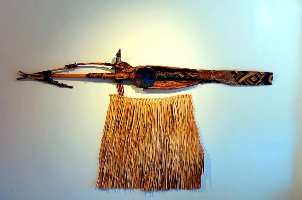 <p>Naualli Guerrera | Tecnica mixta- ramas tejidas- palma tejida, madera pintada- papel amatl | Instalación | 2009</p>
