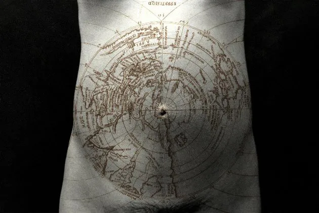 <p>Nuevo mundo #16 | Acetato y foto color tipo C | 60x50cm | 1998</p>
