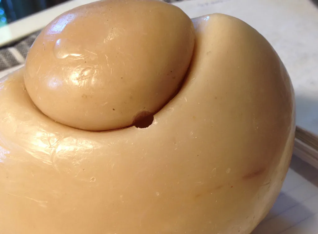 <p>Contenedor modelado por YP, con modificación de hormigas | El contenedor se encontraba cerrado con una tapa en la alacena de la cocina. Las hormigas lo encontraron pero no podían entrar a él, hicieron un nuevo acceso en forma de túnel masticando la cera para poder llegar a la miel.</p>
